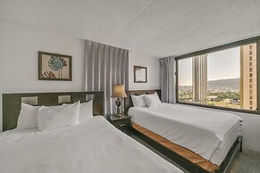 Waikiki Banyan High Level Condo with Private Lanai by Koko Resort Vaca