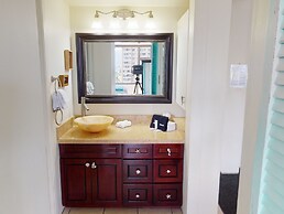 Waikiki Banyan High Level Condo with Private Lanai by Koko Resort Vaca