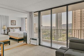 Waikiki Banyan High Level Condo with Private Lanai by Koko Resort Vaca