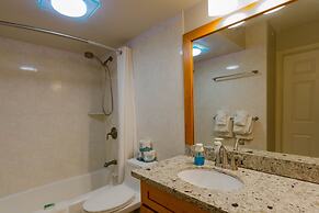 Waikiki Banyan High Level Condo with Private Lanai by Koko Resort Vaca