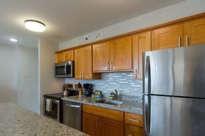 Waikiki Banyan High Level Condo with Private Lanai by Koko Resort Vaca