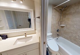 Waikiki Banyan High Level Condo with Private Lanai by Koko Resort Vaca