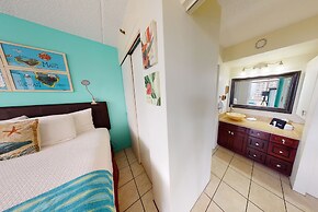 Waikiki Banyan High Level Condo with Private Lanai by Koko Resort Vaca