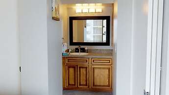 Waikiki Banyan High Level Condo with Private Lanai by Koko Resort Vaca