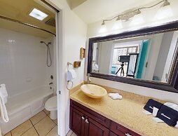 Waikiki Banyan High Level Condo with Private Lanai by Koko Resort Vaca