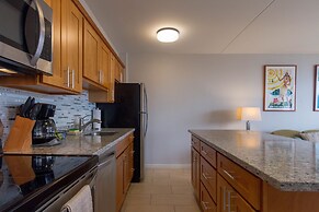 Waikiki Banyan High Level Condo with Private Lanai by Koko Resort Vaca