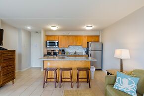 Waikiki Banyan High Level Condo with Private Lanai by Koko Resort Vaca
