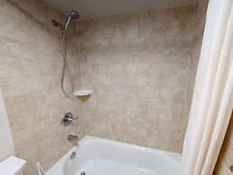 Waikiki Banyan High Level Condo with Private Lanai by Koko Resort Vaca