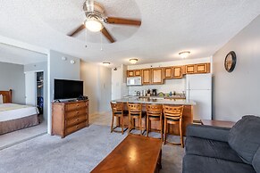 Waikiki Banyan High Level Condo with Private Lanai by Koko Resort Vaca
