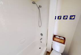 Waikiki Banyan High Level Condo with Private Lanai by Koko Resort Vaca