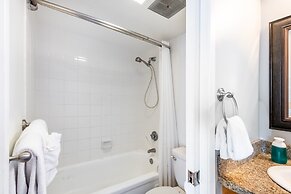 Waikiki Banyan High Level Condo with Private Lanai by Koko Resort Vaca