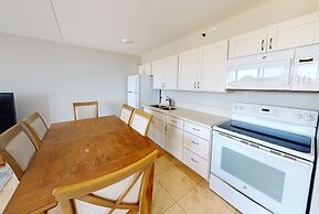 Waikiki Banyan High Level Condo with Private Lanai by Koko Resort Vaca