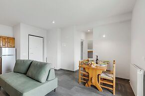 Bellevue Modern Apartment 9