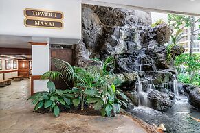 Light & Airy Waikiki Condo with Private Lanai and FREE Parking! by Kok