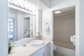 Deluxe Ocean and City View Waikiki Banyan Condo, Free Parking & Wi-Fi 