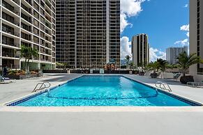 Deluxe Ocean and City View Waikiki Banyan Condo, Free Parking & Wi-Fi 