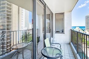Deluxe Ocean and City View Waikiki Banyan Condo, Free Parking & Wi-Fi 