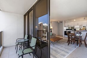 Deluxe Ocean and City View Waikiki Banyan Condo, Free Parking & Wi-Fi 