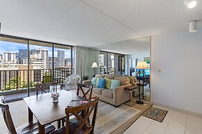 Deluxe Ocean and City View Waikiki Banyan Condo, Free Parking & Wi-Fi 