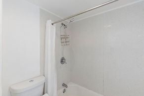 Deluxe Ocean and City View Waikiki Banyan Condo, Free Parking & Wi-Fi 