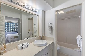 Deluxe Ocean and City View Waikiki Banyan Condo, Free Parking & Wi-Fi 