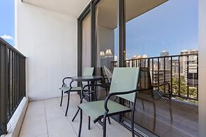 Deluxe Ocean and City View Waikiki Banyan Condo, Free Parking & Wi-Fi 