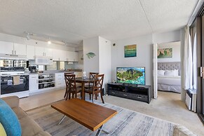 Deluxe Ocean and City View Waikiki Banyan Condo, Free Parking & Wi-Fi 