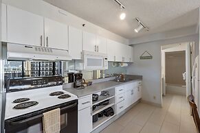 Deluxe Ocean and City View Waikiki Banyan Condo, Free Parking & Wi-Fi 