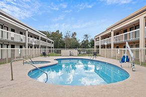 Suburban Studios Hotel Kingsland Near I-95