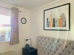 4-bed House With Private Garden in Barnsley!