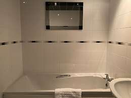 4-bed House With Private Garden in Barnsley!