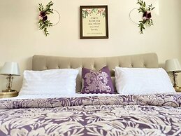 4-bed House With Private Garden in Barnsley!