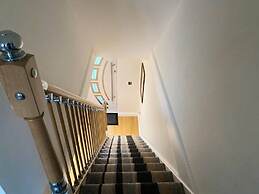 4-bed House With Private Garden in Barnsley!