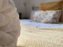 4-bed House With Private Garden in Barnsley!