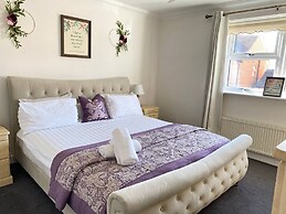 4-bed House With Private Garden in Barnsley!