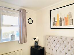 4-bed House With Private Garden in Barnsley!