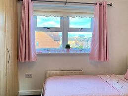 4-bed House With Private Garden in Barnsley!