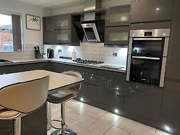 4-bed House With Private Garden in Barnsley!