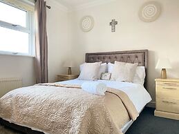 4-bed House With Private Garden in Barnsley!