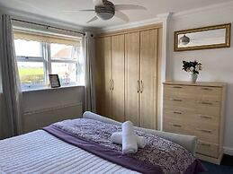 4-bed House With Private Garden in Barnsley!