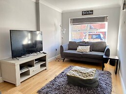 4-bed House With Private Garden in Barnsley!