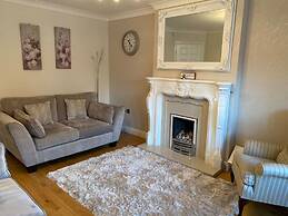 4-bed House With Private Garden in Barnsley!