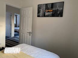 4-bed House With Private Garden in Barnsley!