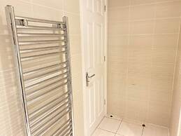 4-bed House With Private Garden in Barnsley!