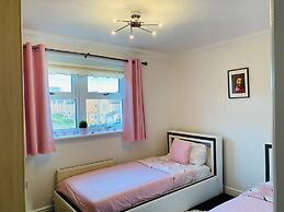 4-bed House With Private Garden in Barnsley!