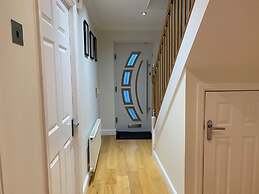 4-bed House With Private Garden in Barnsley!