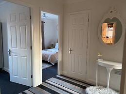 4-bed House With Private Garden in Barnsley!