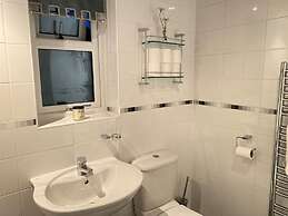 4-bed House With Private Garden in Barnsley!