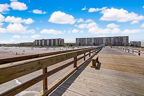 Oceanfront Condo with Oceanside Pool and Private Fishing Pier Access b