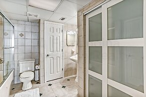 Oceanfront Condo with Oceanside Pool and Private Fishing Pier Access b